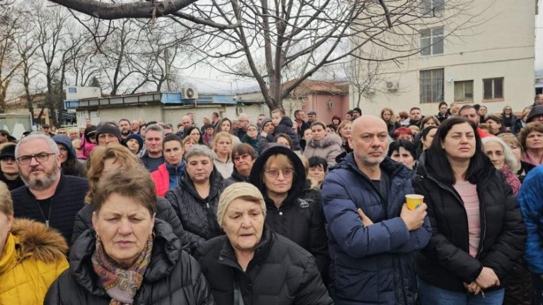 „Като птица феникс възроди църквата ни“: Жители на Сливен на протест заради отец Иван Янков „Като птица феникс възроди църквата ни“: Жители на Сливен на протест заради отец Иван Янков
