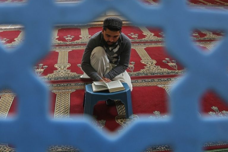Мюсюлманите по света посрещнаха свещения месец Рамазан Мюсюлманите по света посрещнаха свещения месец Рамазан