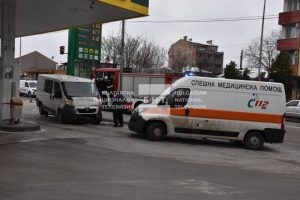 На косъм от трагедия: Микробус се вряза в бензиностанция в Хасково след внезапно прилошаване на водача