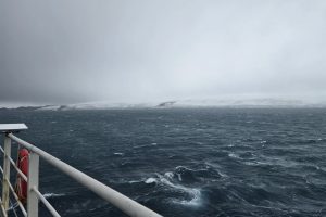 Най-силната буря от началото на сезона връхлетя българската антарктическа експедиция