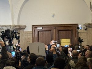 Напрежение и физически сблъсъци пред кабинета на главния прокурор в София