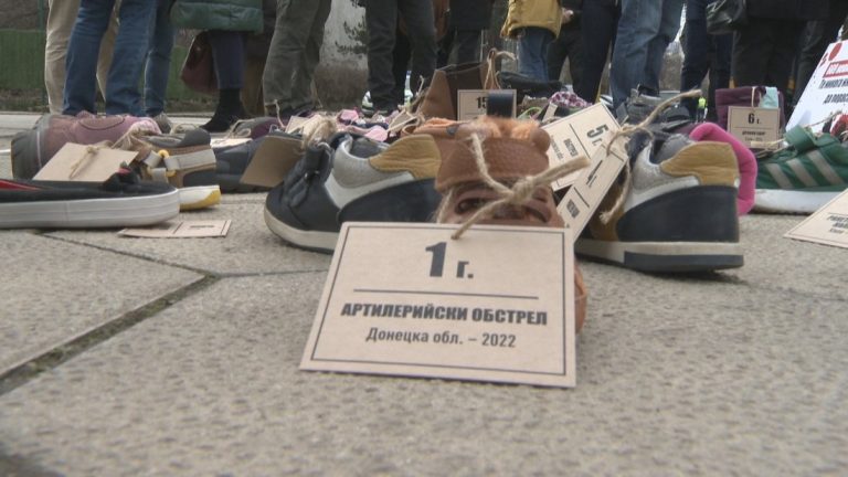 Активисти наредиха детски обувки пред руското посолство в София за четвъртата годишнина от войната Активисти наредиха детски обувки пред руското посолство в София за четвъртата годишнина от войната