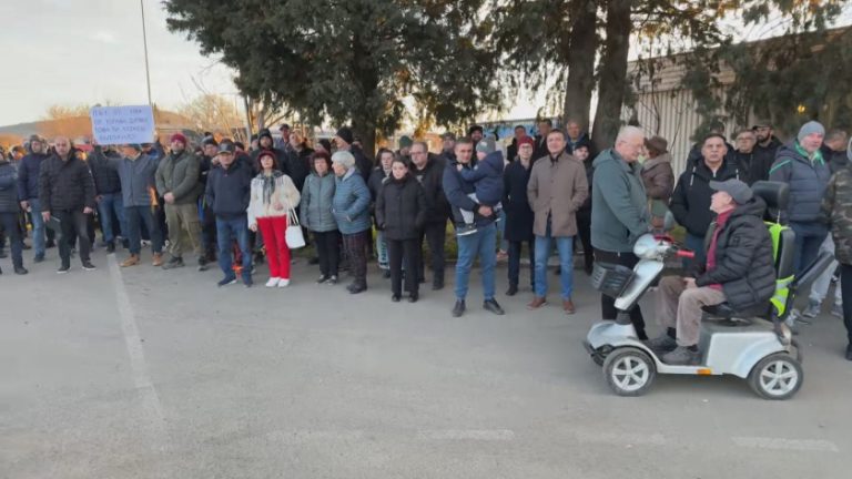 „Не искам да съм следващият баща със загинало дете“: Протест в Каблешково заради разбития път към Бургас „Не искам да съм следващият баща със загинало дете“: Протест в Каблешково заради разбития път към Бургас