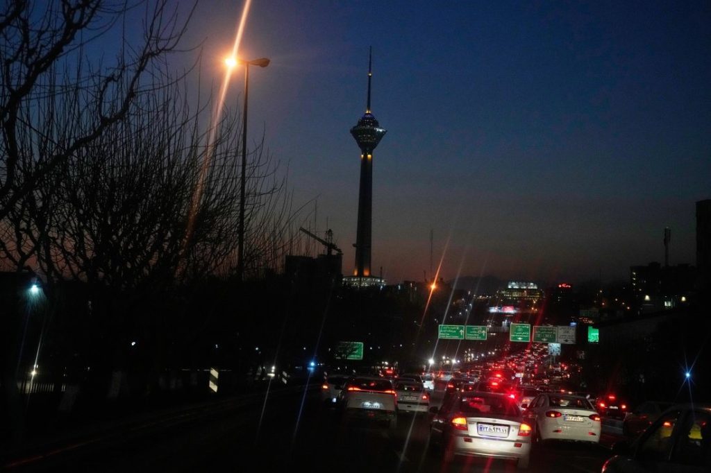 Нова вълна от протести в Иран: Властите предупреждават за „червени линии“ на фона на военна заплаха