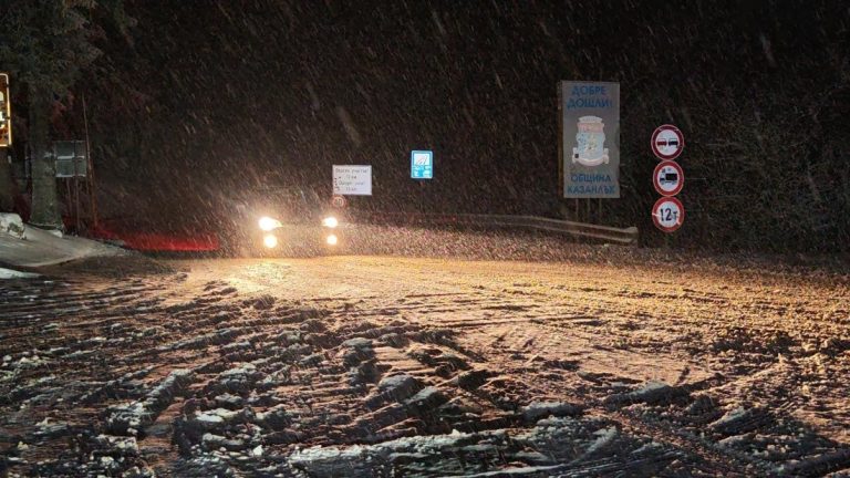 Обилен сняг и заледявания затрудняват трафика през прохода Шипка