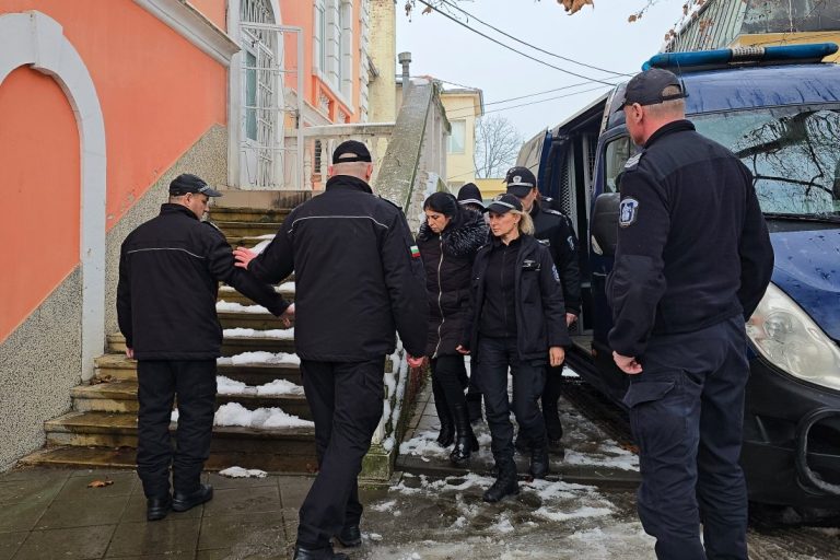 Съдът остави в ареста обвиняемата за насилие над животни в село Царево Съдът остави в ареста обвиняемата за насилие над животни в село Царево