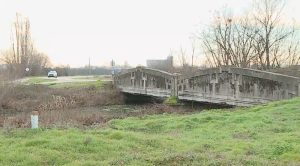 Опасно тесен мост между Пловдив и Хисаря: 11 000 души дневно рискуват живота си