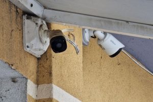 Вълна от отменени процедури след скандала с камери в салоните: Браншът предупреждава за етика и киберсигурност