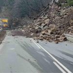 Пътят за Велинград е отворен след свличане на тонове скална маса в Чепинското дефиле