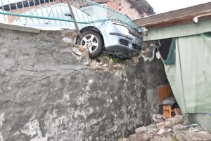 Невероятен инцидент в Хасково: Кола на самоход прекоси булевард и се заби в къща