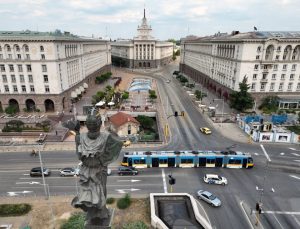 Смяната на 28 областни управители предизвика политическа буря и обвинения в пристрастност