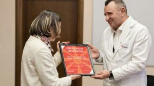 Посланикът на Северна Македония отличи медици от „Пирогов“ за спасяването на деца след пожара в Кочани