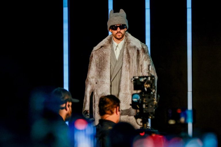 Исторически момент на Супербоул: Bad Bunny пя само на испански език Исторически момент на Супербоул: Bad Bunny пя само на испански език