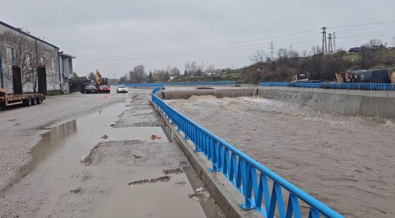 Повишени нива на реките в Хасковско: Река Хасковска заля мост край Болярово