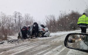 Тежка зимна обстановка в Северозападна България: Блокирани пътища и закъсали ТИР-ове