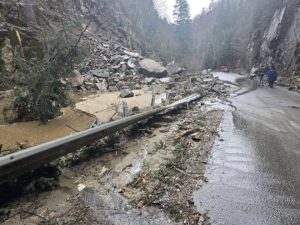 Продължава разчистването на пътя Велинград – Сърница: Напрежение и риск от нови срутища