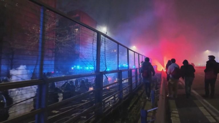 Сблъсъци и хаос в Милано: Хиляди протестират срещу Зимните олимпийски игри Сблъсъци и хаос в Милано: Хиляди протестират срещу Зимните олимпийски игри