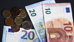 Край на двойното обращение: България премина изцяло към разплащания в евро