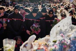 Семейства на жертвите се изправиха срещу обвиняемите за пожара в бар в Кран Монтана