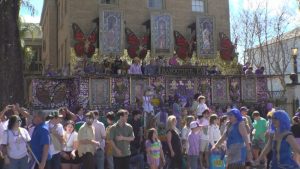 Щипка цвят от Ню Орлиънс: Хиляди празнуваха Марди Гра 2026