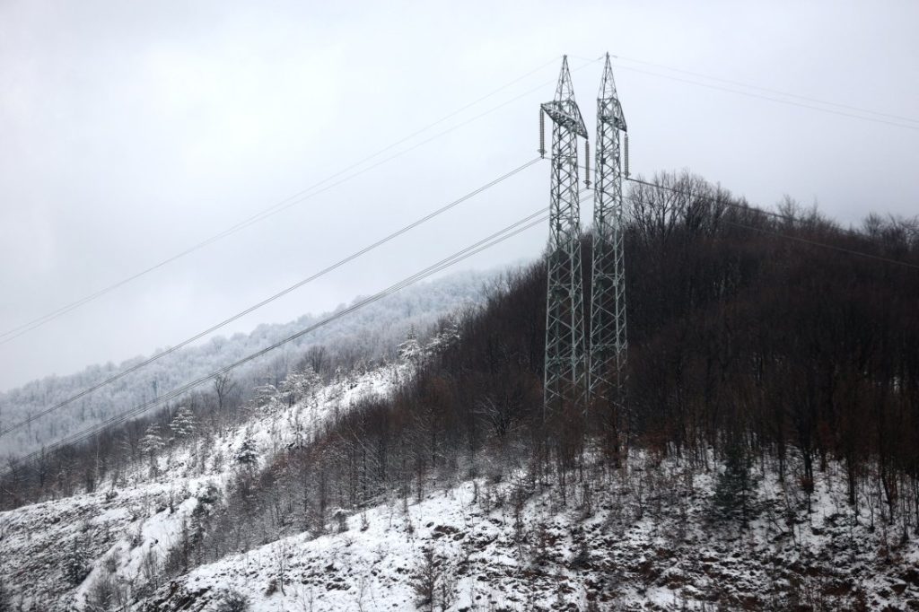 Аварирал кабел и масивно скално срутване блокираха пътя Смолян – Девин