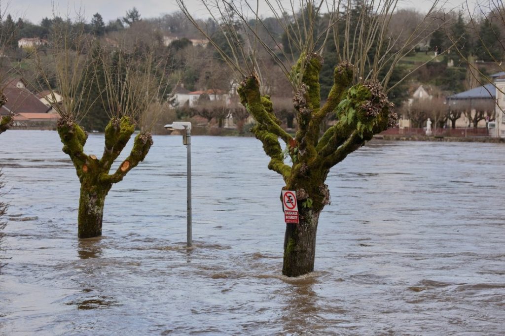 Ураганът Нилс удари Франция и Испания: Жертви, червен код и хиляди без ток