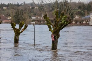 Ураганът Нилс удари Франция и Испания: Жертви, червен код и хиляди без ток