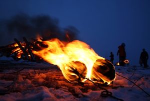 Сирни Заговезни 2026: Традициите за прошка и силата на пречистващия огън