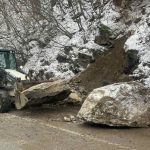 Скална маса затвори изцяло пътя София – Самоков в района на „Златна рибка“