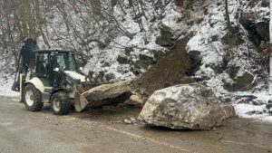 Скална маса затвори изцяло пътя София - Самоков в района на "Златна рибка"