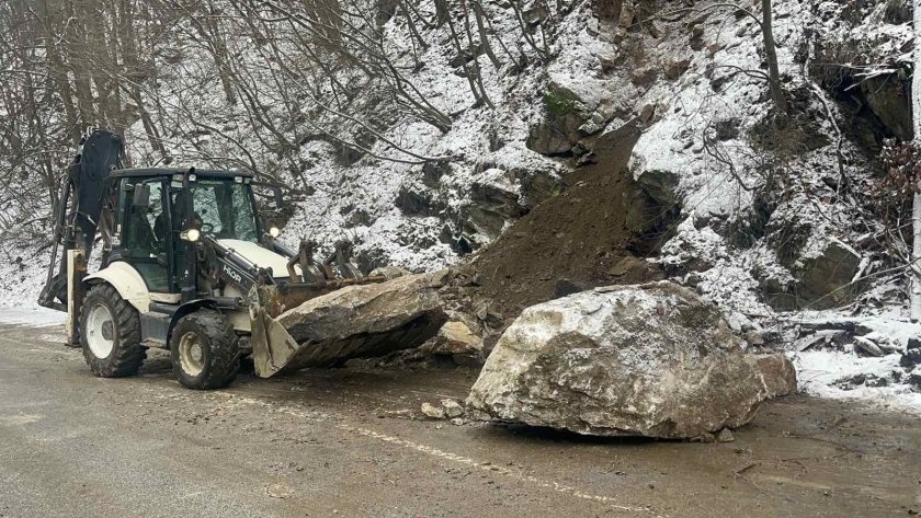 Скална маса затвори изцяло пътя София - Самоков в района на "Златна рибка"