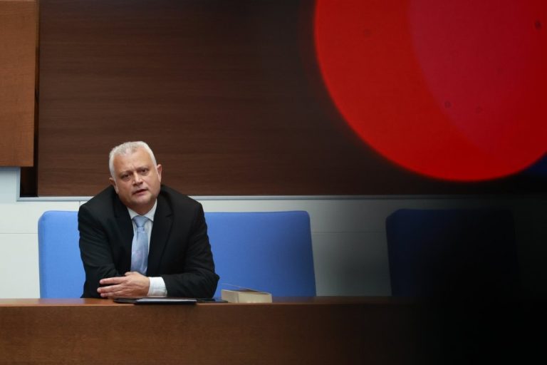 Скандал в парламента и обвинения в натиск заради случаите „Петрохан“ и „Околчица“