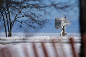 Сурова зима в Чикаго: Ледена броня скова фара на пристанището край езерото Мичиган