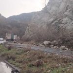 Свлачище затрудни движението в Кресненското дефиле: АПИ планира мащабно укрепване