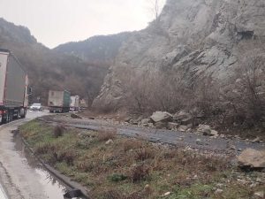 Свлачище затрудни движението в Кресненското дефиле: АПИ планира мащабно укрепване