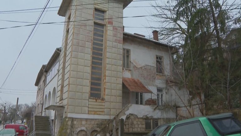 Критична ситуация в Тутракан: Свлачища застрашават болницата и обществени сгради