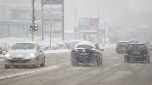 Тежка зимна обстановка в София и страната: Закъсали тролейбуси, затворени пътища и катастрофи със снегорини