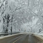 Усложнена зимна обстановка в Търновско: Обърнат тир и закъсали коли блокират пътищата