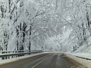 Усложнена зимна обстановка в Търновско: Обърнат тир и закъсали коли блокират пътищата