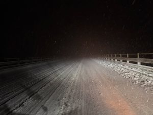 Снежен капан на Подбалканския път: Десетки тирове закъсаха при Козница