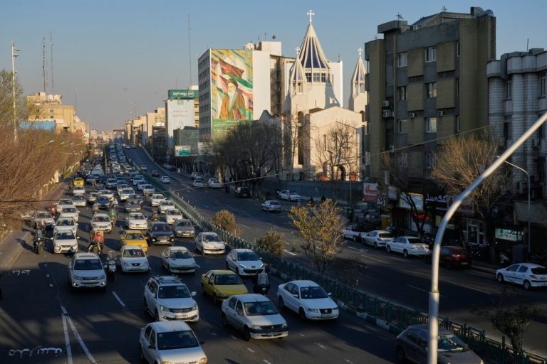 Великобритания и САЩ изтеглят дипломатите си от Иран след провал на преговорите Великобритания и САЩ изтеглят дипломатите си от Иран след провал на преговорите