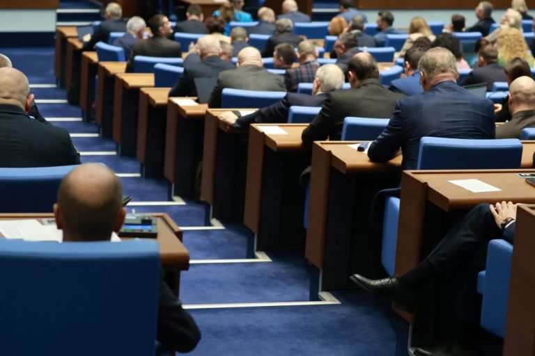 Високо напрежение в НС: Депутатите гласуват окончателно президентското вето върху Изборния кодекс