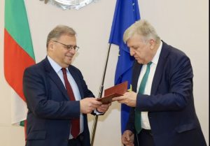 Юлиан Попов пое поста министър на околната среда и водите от Манол Генов