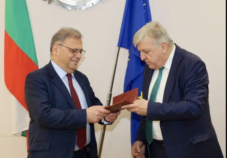 Юлиан Попов пое поста министър на околната среда и водите от Манол Генов