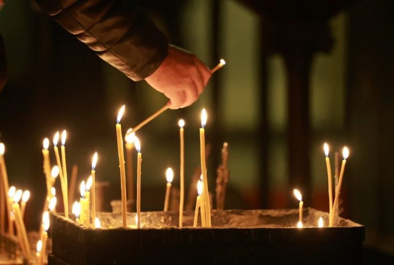 Задушница е: България почита паметта на починалите си близки Задушница е: България почита паметта на починалите си близки