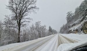 Снежен капан в Пампорово: Десетки закъсали коли и ограничения през прохода Превала