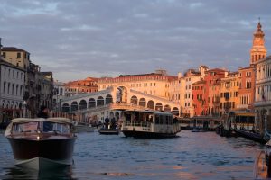 Венеция оживя: Мащабен воден парад откри легендарния карнавал