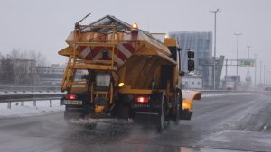 Започнаха масови обработки срещу заледявания в София след първия снеговалеж