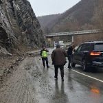 Пътят за Велинград през дефилето е затворен заради срутища и опасни скали