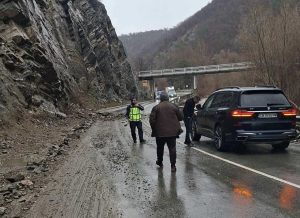 Пътят за Велинград през дефилето е затворен заради срутища и опасни скали
